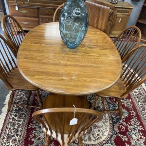 Nichols & Stone Dining Table, 2 Leafs, & 6 Chairs!